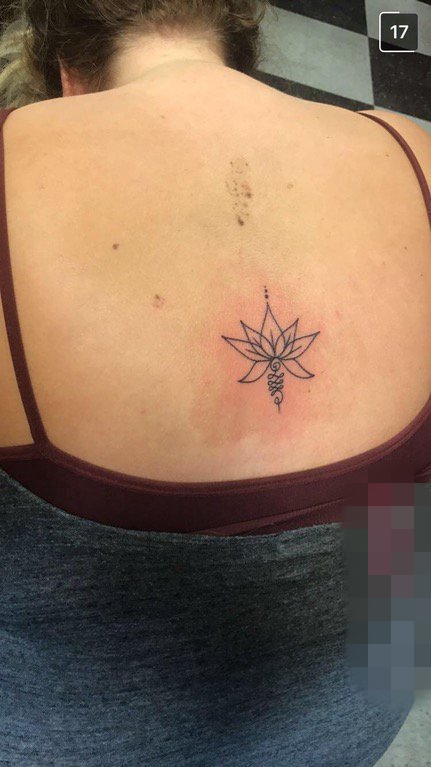 女生后背上黑色简约线条莲花纹身图片