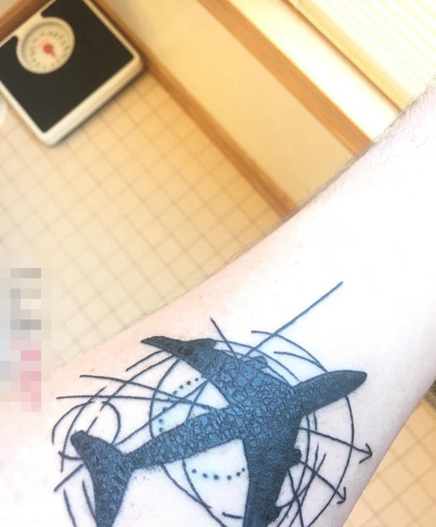 女生手臂上黑色简约线条清新飞机纹身图片