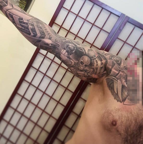 霸气的男性手臂上黑灰点刺技巧人物肖像花臂纹身图案