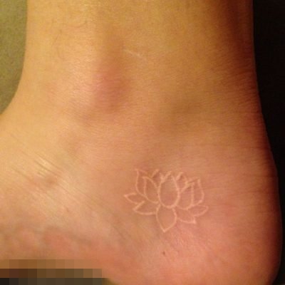 新颖的白色简单个性线条隐形纹身图案