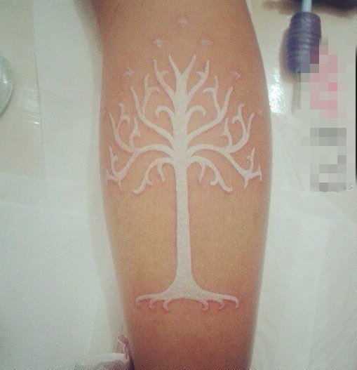 新颖的白色简单个性线条隐形纹身图案