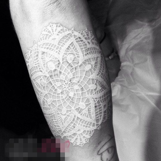 新颖的白色简单个性线条隐形纹身图案