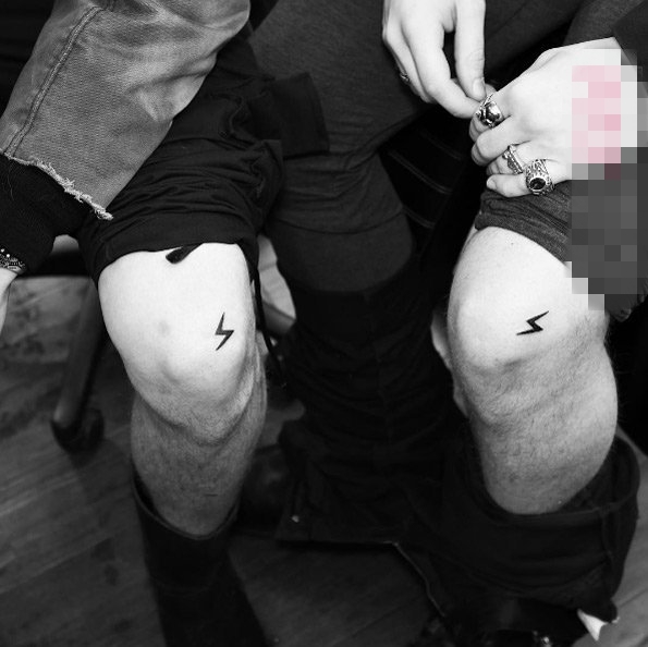 闺蜜膝盖上黑色线条简约小图案闪电纹身图片