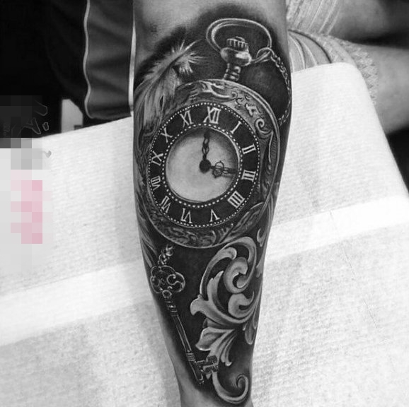 男生手臂上黑色素描点刺技巧创意钟表纹身图案