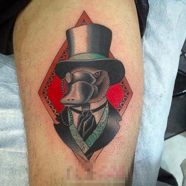 个性而富有趣味色彩的彩绘鸭嘴兽纹身图案