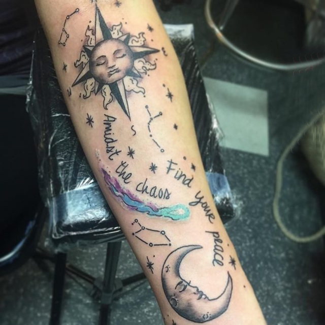 男生手臂上黑灰点刺几何线条太阳和月亮纹身图片