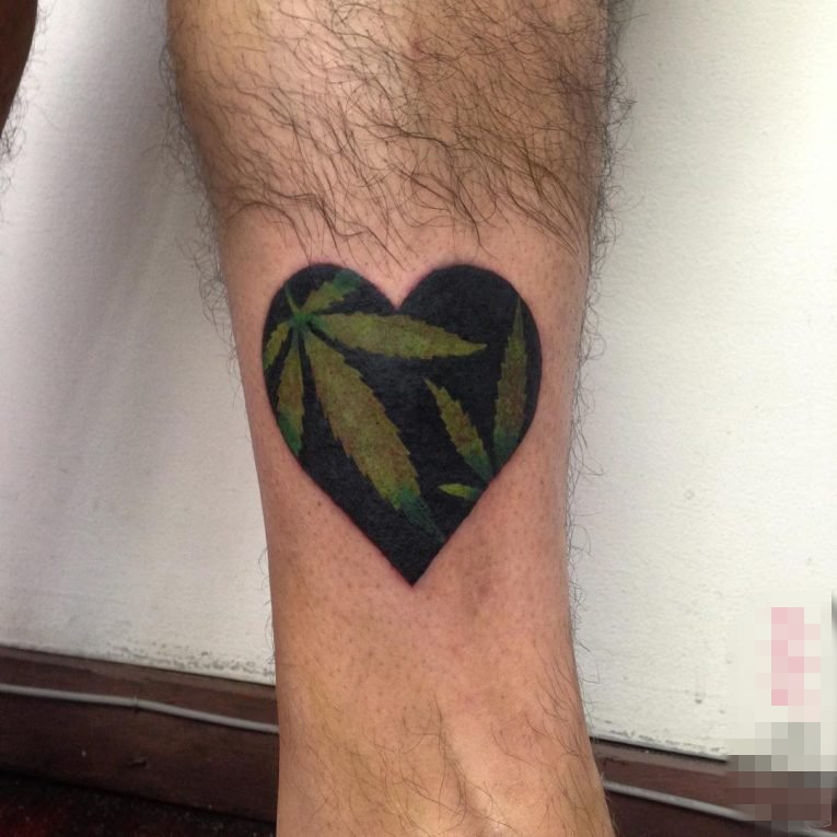 男生小腿上黑灰素描点刺技巧创意心形纹身图片