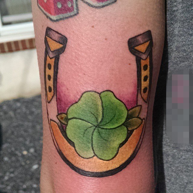 能带来幸运的彩绘小清新植物四叶草纹身图案