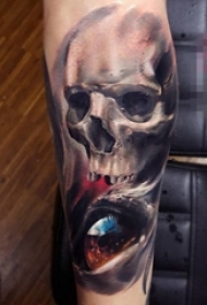 男生小腿上彩绘技巧骷髅头和眼睛纹身图片