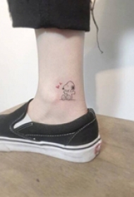 女生脚踝上黑色线条动漫卡通可爱史努比小图案纹身图片