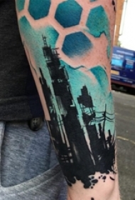 男生手臂上彩绘渐变几何线条建筑纹身图片