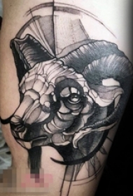 男生手臂上黑色素描创意动物羊头纹身图片