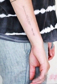 男生手臂上黑色线条几何元素箭文艺纹身图片