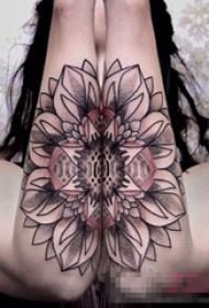 女生手臂上黑色素描点刺技巧创意梵花花纹对称纹身图片