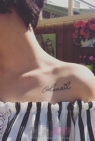 女生肩部黑色抽象线条几何心形和英文单词纹身图片