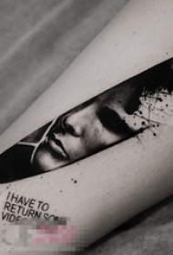 男生小腿上黑色点刺人物肖像匕首纹身图片