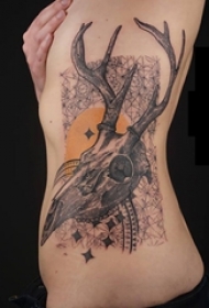 女生侧腰上黑灰素描创意霸气羊头纹身图案