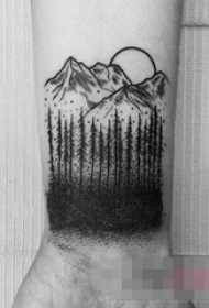 男生手臂上黑色素描点刺技巧森林风景纹身图片