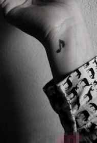 女生手腕上黑色文艺小清新音符纹身图案