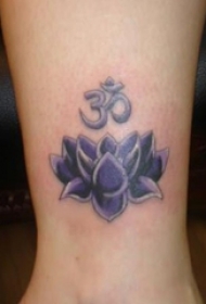 女生腿上彩绘清新唯美莲花纹身图片