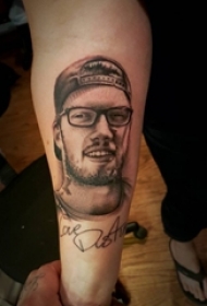 女生手臂上黑灰色素描技巧人物肖像纹身图片