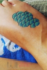 女生脚背上彩绘水彩文艺小清新树叶纹身图案