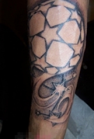 男生手臂上黑色素描点刺技巧足球元素纹身图片