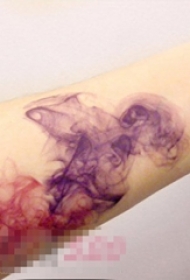 女生手臂上彩绘渐变抽象线条纹身图片