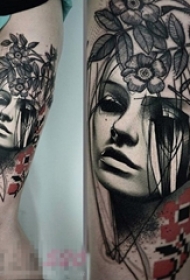 女生大腿上彩绘点刺素描人物肖像纹身图片