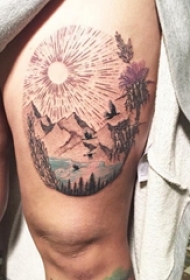 女生腿上彩绘清新山水风景纹身图片