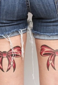 女生大腿上彩绘渐变抽象线条蝴蝶结纹身图片