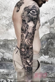 霸气的男性手臂上黑灰点刺技巧人物肖像花臂纹身图案