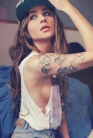 女生手臂上黑灰点刺植物素材花朵半袖纹身图片