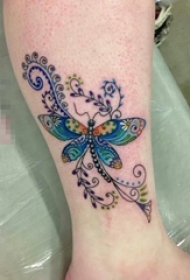 女生手臂上彩绘水彩创意花纹文艺小清新蝴蝶纹身图片