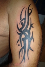 男生手臂上黑色线条创意图腾纹身图片