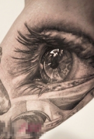 女生手臂上黑灰素描创意唯美精致眼睛纹身图片