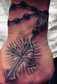 男生手背上黑色素描创意指南针3d项链纹身图片