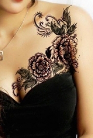 女生锁骨下黑色素描点刺技巧创意唯美花朵纹身图片