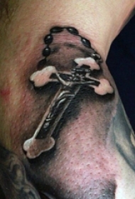 男生手臂上黑灰点刺个性十字架纹身图片