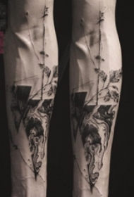 男生手臂上黑灰素描几何元素创意抽象纹身图片
