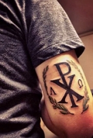 男生手臂上黑灰色创意字母与植物边框纹身图片