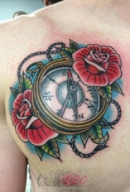 男生胸上彩绘技巧指南针与花朵纹身图片