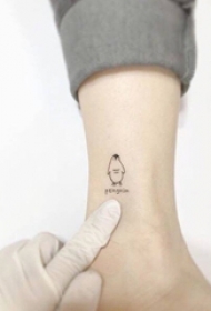 女生小腿上黑色英文单词和小动物企鹅纹身图片