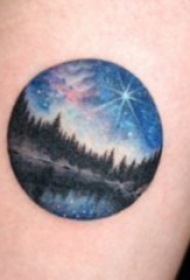 女生手臂上彩绘水彩创意唯美风景纹身图片