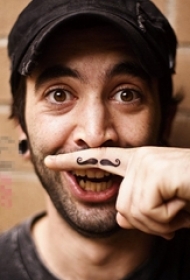 多款手指上的黑灰素描创意俏皮可爱小图案纹身图案