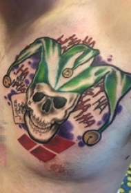 男生胸上彩绘骷髅与小丑帽纹身图片