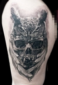 男生喜爱的黑灰点刺技巧骷髅头纹身图案
