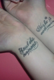 情侣手臂上黑色线条创意文艺花体英文纹身图片