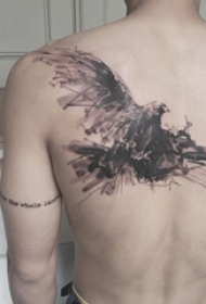 男生后背上黑色点刺水墨小动物老鹰纹身图片