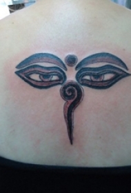 女生后背上黑灰色创意眼睛与符号纹身图片